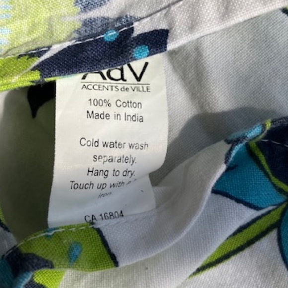Gorgeous 100% cotton 84"x60" tablecloth - Picture 3 of 4